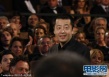 中国名导贾樟柯红毯受追捧 挥手致意异国粉丝