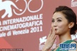 “白蛇”黄圣依白纱纯美 “青蛇”蔡卓妍抛飞吻