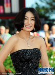 秦海璐亮相《桃姐》首映 黑色蕾丝挥手笑靥如花