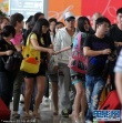 谢霆锋离婚后现身上海放松 获粉丝手拉手显害羞