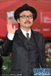 日本导演园子温亮相红毯 西装圆帽登场绅士范儿