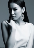 黄圣依拍全新黑白写真 性感妖娆别具妩媚风情