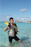 陆毅马尔代夫沙滩写真 碧海蓝天彰显熟男魅力