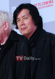 李沧东亮相釜山电影节红毯 衣着低调显大师风范