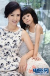 翁虹攜四歲女兒拍優(yōu)雅寫(xiě)真 小寶貝萌態(tài)可掬
