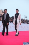 黃又南、鄭愷黑西裝低調(diào)亮相 揮手致意笑容親和