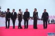 《光棍终结者》剧组亮相 周韦彤透视装性感无限