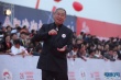 香港資深演員欲進軍內(nèi)地市場 紅衣女郎笑容甜美