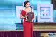 演员国歌获最佳女配角奖 登台领奖潸然泪下