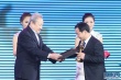 刘劲现场为最佳科教片颁奖 与获奖导演亲切握手