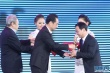 刘劲现场为最佳科教片颁奖 与获奖导演亲切握手