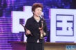鄭衛(wèi)莉為最佳戲曲片頒獎 獲獎?wù)叩桥_捧獎杯