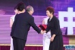 鄭衛(wèi)莉?yàn)樽罴褢蚯C獎(jiǎng) 獲獎(jiǎng)?wù)叩桥_(tái)捧獎(jiǎng)杯