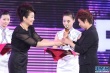 鄭衛(wèi)莉?yàn)樽罴褢蚯C獎(jiǎng) 獲獎(jiǎng)?wù)叩桥_(tái)捧獎(jiǎng)杯