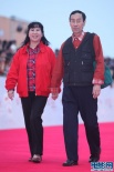 老藝術(shù)家粱音夫婦牽手走紅毯 身著紅衣低調(diào)亮相