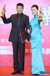 孫淳、娜仁花金雞獎(jiǎng)封帝后 后臺(tái)合影親吻獎(jiǎng)杯
