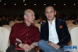 张建亚晚会候场轻松淡定 与陈德森合影显默契