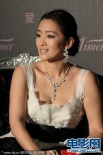 鞏俐低胸出席活動 雙峰傲人環(huán)胸抱臂顯女王范兒