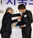 韩星河智苑、李胜基勤俭获赞 正装亮相接受表彰