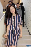 江一燕身穿條紋裝顯修長(zhǎng)身材 優(yōu)雅隨性清新出場(chǎng)