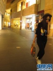 范冰冰东京街头只身夜游 踏潮鞋扮嘻哈潮味十足