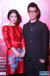 张柏芝红裙美艳秀裸背 周海媚手捂后腰防走光