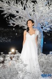 林熙蕾雪肌代言護(hù)膚品 漫步水晶樹(shù)下似仙女