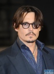 约翰尼·德普新片首映 艾梅柏金色长裙性感惊艳