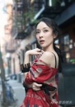 霍思燕紐約街頭變美妝達(dá)人 笑靨如花小秀香肩