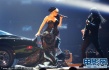 LadyGaGa豪放車旁表演 爆乳摟設(shè)計師香艷誘惑