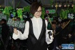 周笔畅签唱人气旺 “黑白分明”秀手指纹身