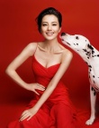 高圆圆登封面演绎宠物情缘 展现妩媚小女人气质