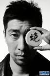 王千源拍老男孩風(fēng)格寫真 硬朗質(zhì)感顯熟男魅力