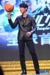 吴尊摆POSE向嫩模耍帅 叶伟信变魔术闫妮走猫步