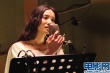 小宋佳献唱《遍地狼烟》主题曲 白裙卷发摇滚范