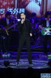 萧敬腾演唱《荣耀王后》等经典歌曲 现场掀高潮