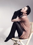 殷桃拍时尚写真穿黑丝秀美腿 举手投足彰显自信