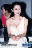 潘霜霜性感亮相婚纱秀 酥胸半露成全场焦点