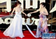 孙菲菲当众被踩裙摆露肉色内衣 无奈哆嗦离场