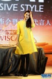 范冰冰穿明黄长裙抢眼 轻抚秀发女人味儿十足