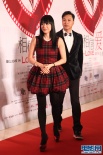 钟丽缇红色格子裙优雅 携手谭耀文走红毯默契足