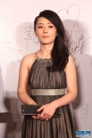 車永莉身穿束腰長裙閃亮登場 秀發(fā)披肩顯柔美