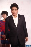 《戒烟不戒酒》剧组亮相 朱时茂依旧低调大气
