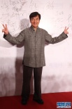 成龙大哥中山装现身红毯 双手做V手势心情大好