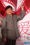成龍大哥中山裝現(xiàn)身紅毯 雙手做V手勢(shì)心情大好