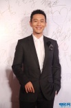 黄晓明笔挺西装展现型男气质 用笑容传递爱心