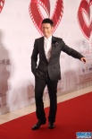 黄晓明笔挺西装展现型男气质 用笑容传递爱心