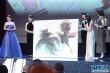 伊能靜助拍畫作《斗雞》 講述愛心主題聲情并茂