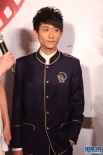 張一山“制服”裝隆重出席 愛心青年現(xiàn)場談慈善
