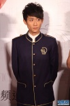 張一山“制服”裝隆重出席 愛心青年現(xiàn)場(chǎng)談慈善